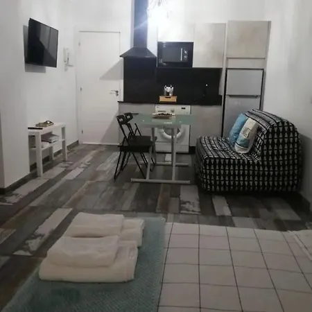 Modernos En Ciudad Jardin アパート